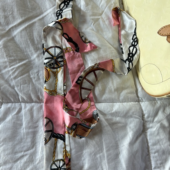 Louis Vuitton ‘Summit Drive Monogram Vernis’ handbag in Perle Buttercream - Picture 13 of 14